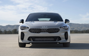 Серебристый автомобиль Kia Stinger GT Scorpion, 2022 года вид спереди