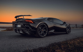 Черный быстрый Lamborghini Huracán EVO RWD 2021 года вид сзади
