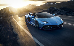 Автомобиль Lamborghini Aventador LP 780-4 Ultimate Roadster 2021 года на закате в горах