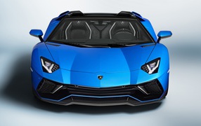 Синий автомобиль Lamborghini Aventador LP 780-4 Ultimate 2021 года вид спереди