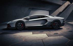 Автомобиль Lamborghini Aventador LP 780-4 Ultimate 2021 года на фоне серой стены
