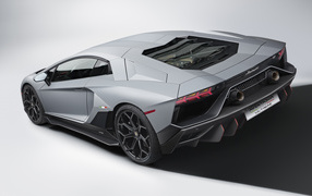 Автомобиль Lamborghini Aventador LP 780-4 Ultimate 2021 года на сером фоне