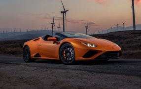 Оранжевый автомобиль Lamborghini Huracán EVO RWD Spyder 2021 года