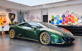 Зеленый автомобиль Lamborghini Huracán 2021 года