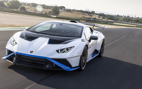 Автомобиль Lamborghini Huracán STO 2021 года на асфальте