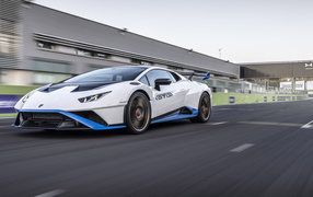 Белый автомобиль Lamborghini Huracán STO 2021 года на стадионе 