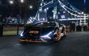 Спортивный автомобиль Lamborghini Sián FKP 37 2021 года на фоне моста