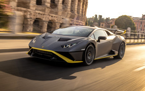 Быстрый черный Lamborghini Huracán STO 2021 года в городе 