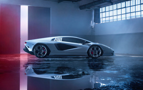 Автомобиль  Lamborghini Countach LPI 800-4,  2022 года в гараже