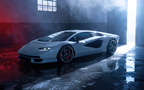 Белый спортивный автомобиль Lamborghini Countach LPI 800-4, 2022 года в дыму