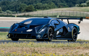 Черный автомобиль Lamborghini Essenza SCV12 на трассе