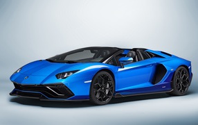 Синий Lamborghini Aventador LP 780-4 Ultimate 2021 года на сером фоне