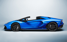Синий Lamborghini Aventador LP 780-4 Ultimate 2021 года вид сбоку