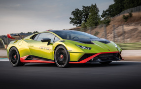 Быстрый автомобиль Lamborghini Huracán STO 2021 года на трассе
