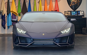 Вид спереди на автомобиль Lamborghini Huracán, 2021 года