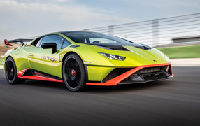 Зеленый автомобиль Lamborghini Huracán STO 2021 года на высокой скорости 