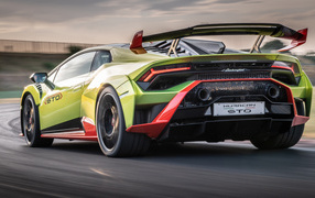 Зеленый Lamborghini Huracán STO 2021 года вид сзади