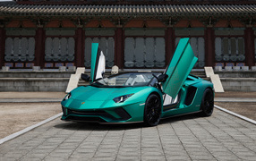 Автомобиль Lamborghini Aventador S, 2021 с открытыми дверями