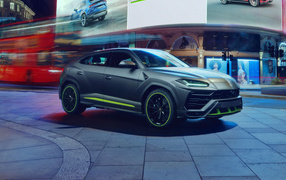 Внедорожник Lamborghini Urus в городе