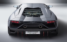 Вид сзади на автомобиль Lamborghini Aventador LP 780-4 Ultimate 2021 года на сером фоне
