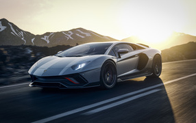 Серебристый Lamborghini Aventador LP 780-4 Ultimate 2021 года на фоне гор