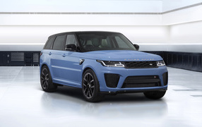 Голубой внедорожник Range Rover Sport SVR Ultimate Edition 2021 года вид спереди