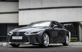 Автомобиль Lexus IS 300h 2021 года