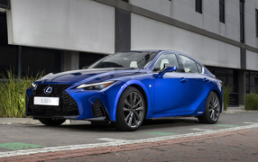 Синий автомобиль Lexus IS 300h F SPORT 2021 года