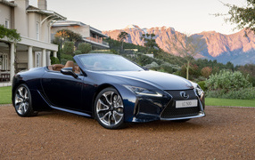 Черный кабриолет Lexus LC 500 Convertible 2021 года на фоне гор