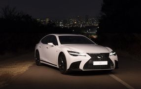Белый автомобиль Lexus LS 500 F SPORT 2021 года ночью
