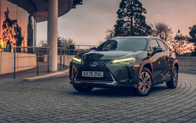 Автомобиль Lexus UX 300e 2021 года с включенными фарами