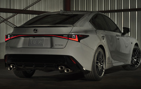 Белый автомобиль Lexus IS 500 F SPORT, 2022 года вид сзади