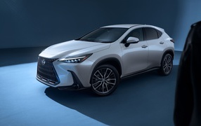 Автомобиль Lexus NX 450h+ AWD, 2021 года на сером фоне