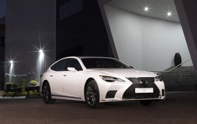 Белый Lexus LS 500, 2021 года в здании