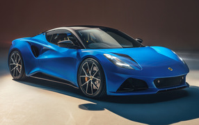Голубой автомобиль Lotus Emira First Edition 2021 года