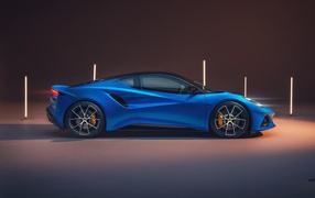 Вид сбоку на автомобиль Lotus Emira First Edition 2021 года