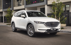 Белый внедорожник Mazda CX-8 2021 года