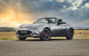 Автомобиль Mazda MX-5 GT RS 2021 года на фоне неба
