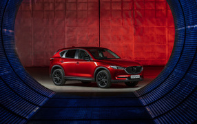 Красный автомобиль Mazda CX-5 Kuro Edition 2021 года
