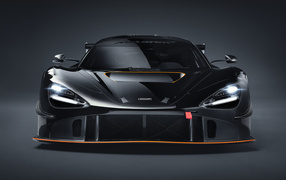 Автомобиль McLaren 720S GT3X 2021 года вид спереди на сером фоне