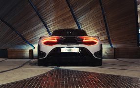 Спортивный автомобиль McLaren 765LT, 2021 года вид сзади
