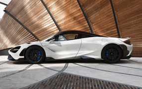 Белый автомобиль  McLaren 765LT, 2021 года вид сбоку