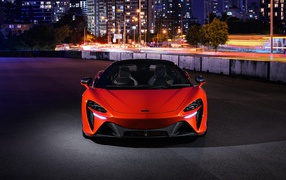 Красный автомобиль McLaren Artura 2021 года вид спереди