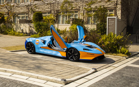 Автомобиль  McLaren Elva Gulf Theme, 2021 года у дома