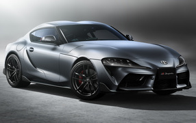 Серебристый автомобиль McLaren MSO, 2022 года