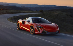 Красный автомобиль McLaren Artura, 2022 года на трассе