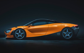 Оранжевый автомобиль McLaren 720S Le Mans вид сбоку