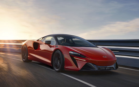 Красный быстрый автомобиль McLaren Artura, 2021 года на трассе