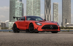 Красный автомобиль Mercedes-AMG GT Black Series 2021 года