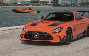 Оранжевый автомобиль Mercedes-AMG GT Black Series 2021 года у воды